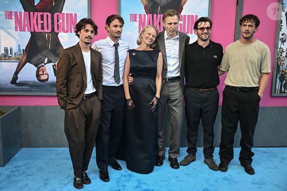 Dylan Jagger Lee, Brandon Thomas Lee, Pamela Anderson, Liam Neeson, Daniel Neeson et Micheál Neeson lors de la première du film « The Naked Gun » le 28 juillet 2025 à New York. (STARMAX / BESTIMAGE).