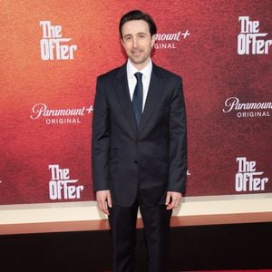 Josh Zuckerman à la première de la nouvelle série Paramount+ "The Offer" dans les studios Paramount à Los Angeles, le 20 avril 2022.

Photo : Backgrid USA / Bestimage