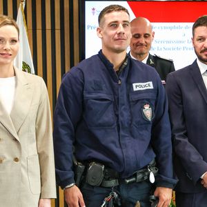 La princesse est allée soutenir l'équipe des U16. 

La princesse Charlène de Monaco, accompagnée de son frère Gareth Wittstock, participe à la présentation de la brigade canine au siège de la Direction de la Sûreté Publique à Monaco, le 27 octobre 2025. En présence d'Eric Arella, contrôleur en charge de la direction de la Sûreté publique. © Claudia Albuquerque/Bestimage