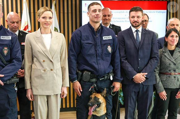 La princesse est allée soutenir l'équipe des U16. 

La princesse Charlène de Monaco, accompagnée de son frère Gareth Wittstock, participe à la présentation de la brigade canine au siège de la Direction de la Sûreté Publique à Monaco, le 27 octobre 2025. En présence d'Eric Arella, contrôleur en charge de la direction de la Sûreté publique. © Claudia Albuquerque/Bestimage