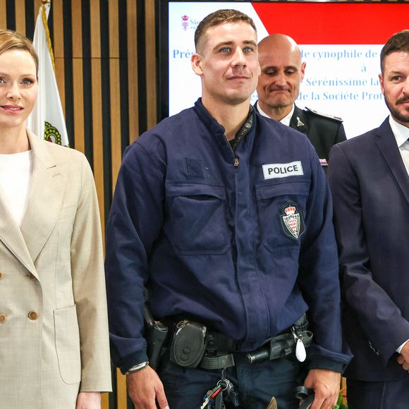 La princesse est allée soutenir l'équipe des U16. 

La princesse Charlène de Monaco, accompagnée de son frère Gareth Wittstock, participe à la présentation de la brigade canine au siège de la Direction de la Sûreté Publique à Monaco, le 27 octobre 2025. En présence d'Eric Arella, contrôleur en charge de la direction de la Sûreté publique. © Claudia Albuquerque/Bestimage