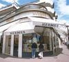Malgré une enquête suisse concluant à un non-lieu, Nicolas Puech poursuit sa plainte en France, cherchant à comprendre si ses actions ont été vendues, notamment lors de l’achat discret de parts par Bernard Arnault.
Boutique Hermès à Cannes (France)