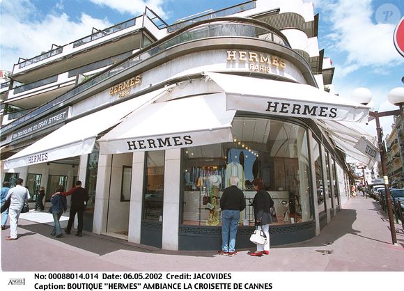 Malgré une enquête suisse concluant à un non-lieu, Nicolas Puech poursuit sa plainte en France, cherchant à comprendre si ses actions ont été vendues, notamment lors de l’achat discret de parts par Bernard Arnault.

Boutique Hermès à Cannes (France)
