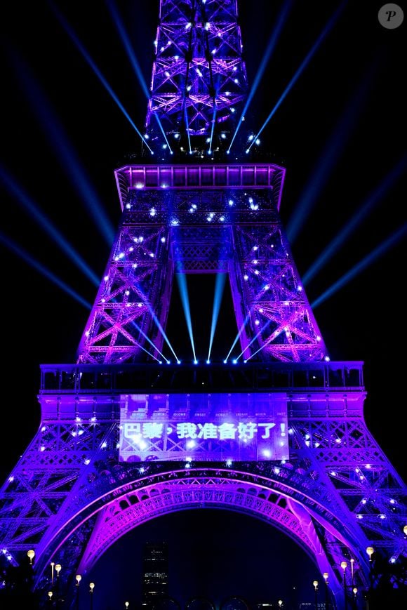 La Tour Eiffel s'est illuminée pour célébrer Céline Dion dont le retour sur scène se fera à Paris. © Anthony Ghnassia / Courtesy via Bestimage