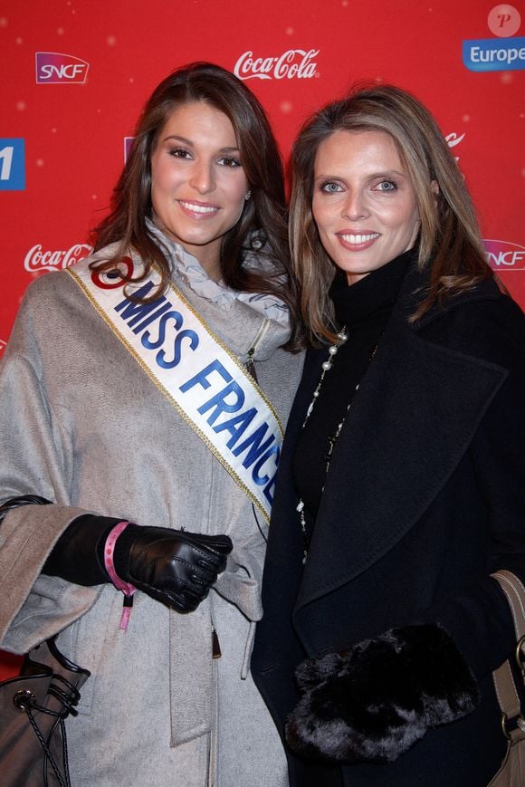 Archives - Miss France 2011 Laury Thilleman et Sylvie Tellier lors du départ du train de Noël à la gare du Nord à Paris, le 15 décembre 2010.