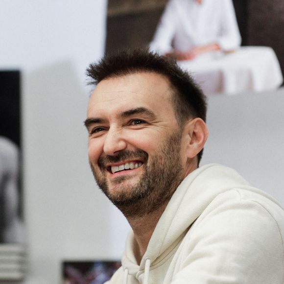 EXCLUSIF - Le chef français Cyril Lignac lors de sa première séance de dédicaces à la veille de la sortie de son nouveau livre « Saisons » à la librairie Mollat à Bordeaux, en France, le 16 octobre 2019.  Photo de Thibaud Moritz/ABACAPRESS.COM