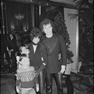 Il a trois frères et soeurs.
Bernard Lavilliers, son fils Guillaume et sa femme Evelyne en 1982 à Paris. ©Bestimage