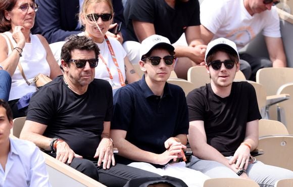 Son second fils Léon est chanteur et fera la première partie de "Marine" cet été

Patrick Bruel et ses fils Léon et Oscar dans les tribunes des Internationaux de France de tennis de Roland Garros 2024 à Paris, France, le 4 juin 2024. © Jacovides-Moreau/Bestimage