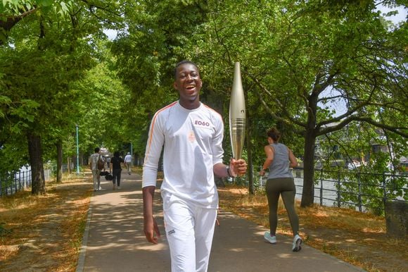 Mory Sacko et Mohamed Mebrouk lors du relais de la Flamme Olympique sur l'île aux Cygnes à Paris, le 15 juillet 2024.