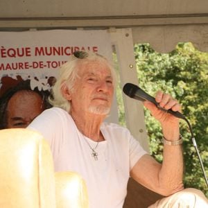 “Les enfants s’en vont. Les amis disparaissent. On ne se rend pas compte quand on est jeune qu’on ne sera pas jeune toute sa vie”, a confié Hugues Aufray à "La Provence".
Hugues Aufray lors de la séance de dédicaces annuelle " Foret Des Livres " à Chanceaux-Pres-Loches, près de Tours, en France Photo by JLPPA/ABACAPRESS.COM