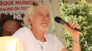 Hugues Aufray "peut-être trop vieux" : ce constat qu'il fait sur ses proches et sa solitude