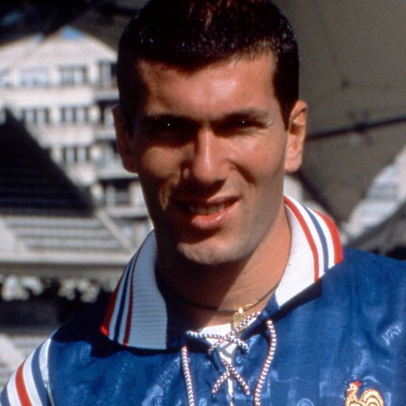 Avant de devenir l'une des plus grandes légendes du football français et de s'apprêter à prendre les commandes de l'équipe de France, Zinédine Zidane a dû faire un choix loin d'être anodin. 

Archives : Zinédine Zidane JLPPA / Bestimage