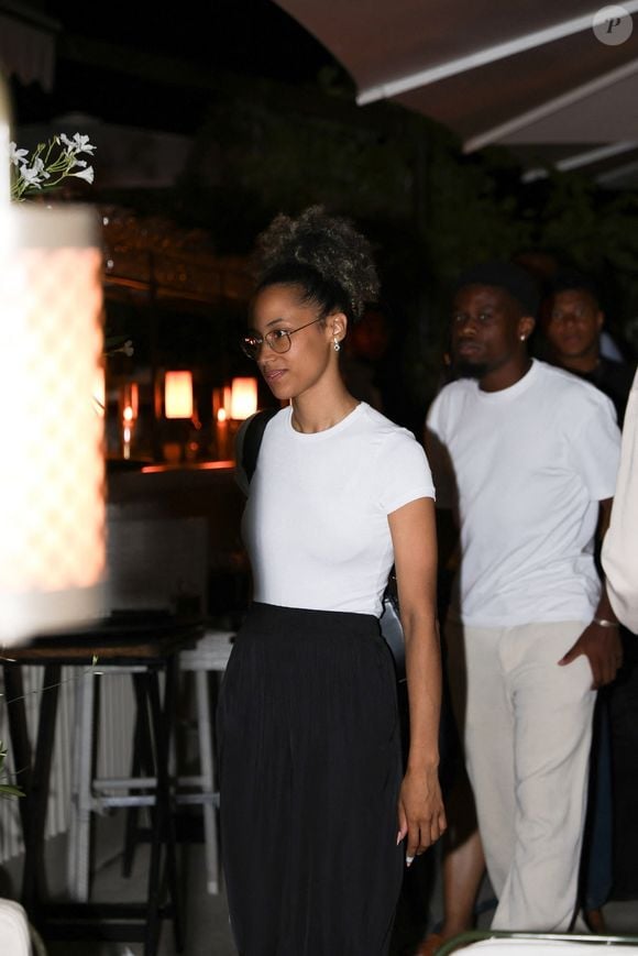 Paris, FRANCE Le footballeur français Kylian Mbappé passe la soirée avec des amis et deux mystérieuses femmes au restaurant Loulou à Paris. La star du football est restée dehors de 21 heures à 1 heure du matin !
