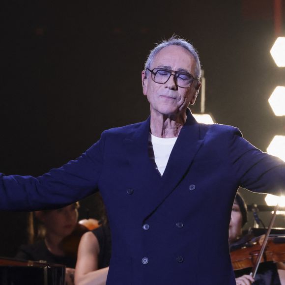 Exclusif - Alain Chamfort lors de l'enregistrement de l'émission Le Grand Echiquier - Spécial Claude François présentée par C.Chazal et A.Manoukian et diffusée le 13 janvier sur France, à l'Opéra royal du château de Versailles, accompagné par l'Orchestre de l'Opéra Royal à Versailles, France, le 16 septembre 2025. Jack Tribeca/Bestimage