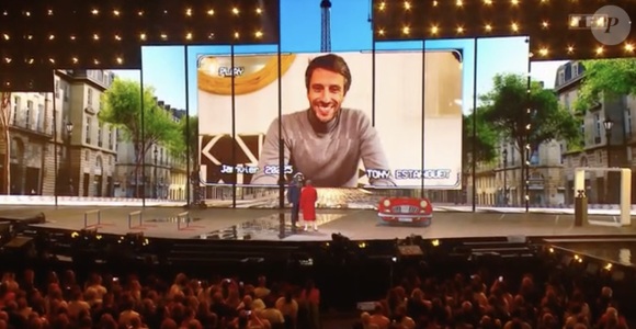 Aspergé par un extincteur tenu par l'imposant Sébastien Chabal lui disant "Tu sais très bien ce que tu as fait de mal l'an passé !", l'ancien animateur du Morning Live a ensuite reçu un message de Tony Estanguet

Les Enfoirés 2025, TF1, 7 mars 2025