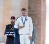 “Je pense que ça fait partie de sa stratégie de se ménager pour arriver en forme l’été prochain”, explique-t-il à propos de Léon Marchand

Léon Marchand, Emmanuel Macron - Remise des médailles par le président de la République à l'Arc de Triomphe aux athlètes lors de la parade des champions à l'occasion des Jeux Olympiques et Paralympiques Paris 2024, sur l'avenue des Champs-Elysées à Paris. Le 14 septembre 2024
© Perusseau-Ramsamy / Bestimage