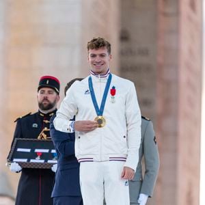 “Je pense que ça fait partie de sa stratégie de se ménager pour arriver en forme l’été prochain”, explique-t-il à propos de Léon Marchand

Léon Marchand, Emmanuel Macron - Remise des médailles par le président de la République à l'Arc de Triomphe aux athlètes lors de la parade des champions à l'occasion des Jeux Olympiques et Paralympiques Paris 2024, sur l'avenue des Champs-Elysées à Paris. Le 14 septembre 2024
© Perusseau-Ramsamy / Bestimage