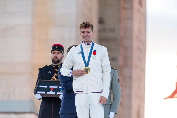 “Je pense que ça fait partie de sa stratégie de se ménager pour arriver en forme l’été prochain”, explique-t-il à propos de Léon Marchand

Léon Marchand, Emmanuel Macron - Remise des médailles par le président de la République à l'Arc de Triomphe aux athlètes lors de la parade des champions à l'occasion des Jeux Olympiques et Paralympiques Paris 2024, sur l'avenue des Champs-Elysées à Paris. Le 14 septembre 2024
© Perusseau-Ramsamy / Bestimage