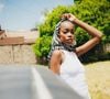 Des pliages spécifiques comme le style "triangle", "hôtesse de l'air" ou "nœud de cravate" structurent l'allure.

Unsplash/michael-kyule