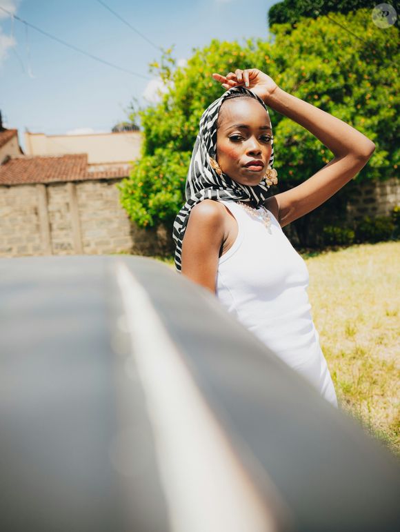 Des pliages spécifiques comme le style "triangle", "hôtesse de l'air" ou "nœud de cravate" structurent l'allure.

Unsplash/michael-kyule