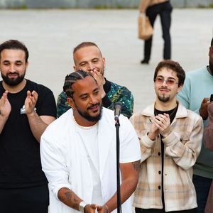 Exclusif - Slimane interprète sa nouvelle chanson "Résister" sur le parvis de Notre-Dame à Paris. Le 6 juin 2024. 
A quelques jours de la sortie de ce nouveau single, le chanteur a fait un happening étonnant hier soir à 20h30 entouré de 30 choristes. Ces images tournées intégreront le clip qui, lui aussi, sortira prochainement.
© Christophe Clovis / Bestimage