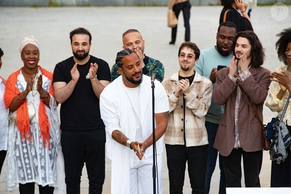 Exclusif - Slimane interprète sa nouvelle chanson "Résister" sur le parvis de Notre-Dame à Paris. Le 6 juin 2024. 
A quelques jours de la sortie de ce nouveau single, le chanteur a fait un happening étonnant hier soir à 20h30 entouré de 30 choristes. Ces images tournées intégreront le clip qui, lui aussi, sortira prochainement.
© Christophe Clovis / Bestimage