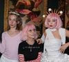 Présents au défilé Marie Beltrami, marraine et filleul ont arboré des tenues sculpturales et décalées.

Exclusif - Billy Blanchard, Marie Beltrami, Arielle Dombasle - Défilé Marie Beltrami au Serpent à Plumes à Paris, le 22 septembre 2026. 

© Philippe Baldini/Bestimage