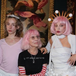 Présents au défilé Marie Beltrami, marraine et filleul ont arboré des tenues sculpturales et décalées.

Exclusif - Billy Blanchard, Marie Beltrami, Arielle Dombasle - Défilé Marie Beltrami au Serpent à Plumes à Paris, le 22 septembre 2026. 

© Philippe Baldini/Bestimage