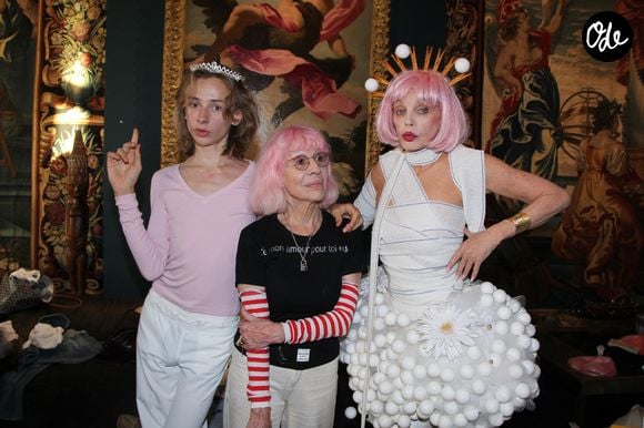 Présents au défilé Marie Beltrami, marraine et filleul ont arboré des tenues sculpturales et décalées.

Exclusif - Billy Blanchard, Marie Beltrami, Arielle Dombasle - Défilé Marie Beltrami au Serpent à Plumes à Paris, le 22 septembre 2026. 

© Philippe Baldini/Bestimage