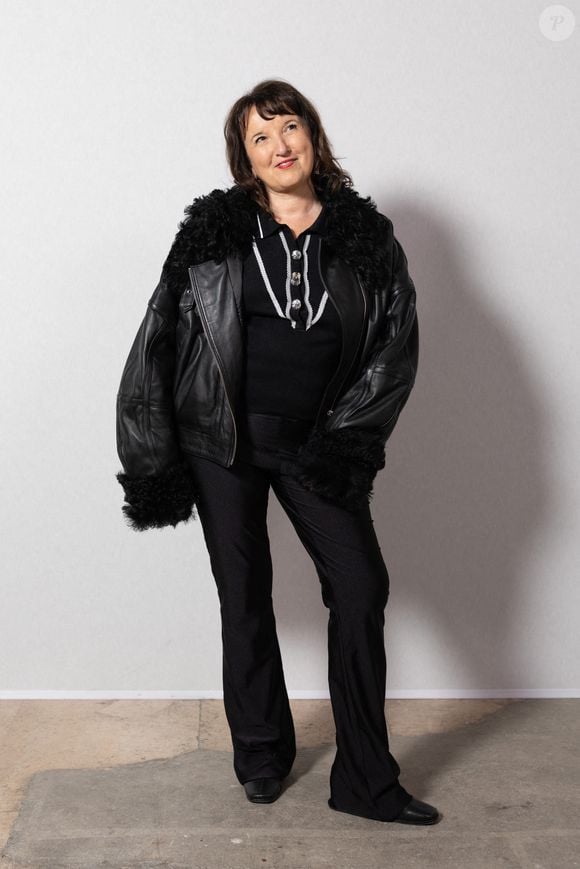 Concernant leur lien de parenté, Alice révélait à Paris Match en septembre dernier que le grand public ignorait souvent leur filiation

Anne Roumanoff au photocall du défilé Vaillant Collection Femme Prêt-à-Porter Automne/Hiver 2026-2027 lors de la Fashion Week de Paris (PFW) au palais de Tokyo, à Paris, France, le 6 mars 2026. © Julien Sarkissian/Bestimage