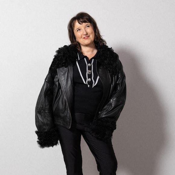 Concernant leur lien de parenté, Alice révélait à Paris Match en septembre dernier que le grand public ignorait souvent leur filiation

Anne Roumanoff au photocall du défilé Vaillant Collection Femme Prêt-à-Porter Automne/Hiver 2026-2027 lors de la Fashion Week de Paris (PFW) au palais de Tokyo, à Paris, France, le 6 mars 2026. © Julien Sarkissian/Bestimage