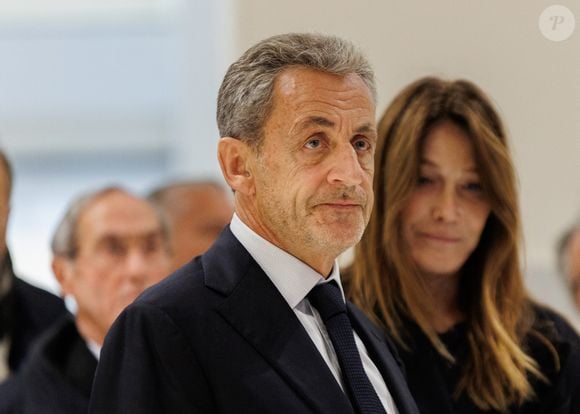 L’ancien président a été reconnu coupable d’association de malfaiteurs dans l’affaire du financement libyen de sa campagne de 2007.

25 septembre 2025, Saint-Ouen, Paris, France : Nicolas Sarkozy et Carla Bruni au tribunal de Paris pour le procès Sarkozy-Kadhafi. (Crédit image : © Sadak Souici/ZUMA Press Wire / Bestimage)
