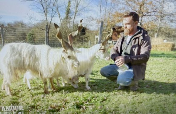 A 35 ans, ce dernier vit sa vie rêvée au sein de son énorme parc animalier.

Jean-Baptiste, nouvel agriculteur de "L'amour est dans le pré", M6