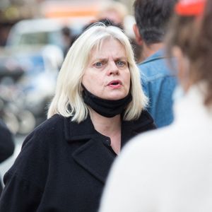 Isabelle Nanty lors de la cérémonie d'enterrement de François Florent, fondateur et directeur général du Cours Florent, devant l'église Saint-Roch à Paris, le 4 octobre 2021. Photo by Nasser Berzane/ABACAPRESS.COM