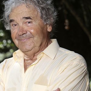 Pierre Perret lors de la 20e édition de la séance de dédicaces « Forêt des Livres » à Chanceaux-près-Loches, près de Tours, en France, le 30 août 2015. Photo : VIM/ABACAPRESS.COM