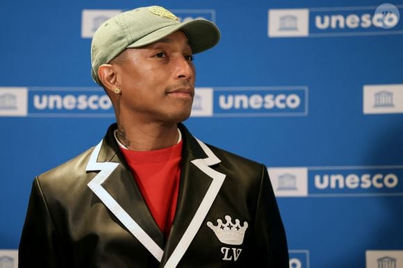 Le rappeur, producteur et créateur de mode américain Pharrell Williams reçoit un diplôme de la directrice générale de l'UNESCO A.Azoulay en tant qu'Ambassadeur de bonne volonté de l'UNESCO pour les arts, l'éducation et l'entreprenariat, au siège de l'UNESCO, à Paris, le 17 décembre 2024. 
© Stéphane Lemouton / Bestimage