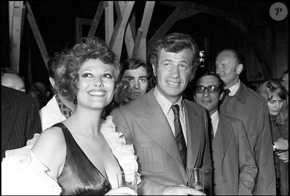 Archives - Claudia Cardinale et Jean-Paul Belmondo au Festival de Cannes en 1972. Angeli-Rindoff / Bestimage