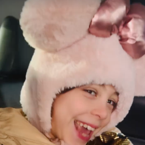 Nina comprend et parle parfaitement anglais, avec une grande aisance pour son âge.

Capture Instagram - Adriana Karembeu