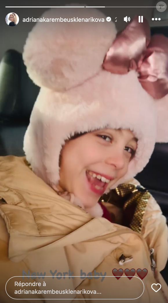 Nina comprend et parle parfaitement anglais, avec une grande aisance pour son âge.

Capture Instagram - Adriana Karembeu