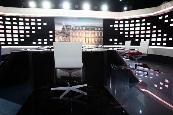 Le studio de télévision destiné à recevoir le débat entre le candidat du parti socialiste français François Hollande et le président sortant et parti de droite au pouvoir (UMP) Nicolas Sarkozy, candidats à l'élection présidentielle française, animé par Laurence Ferrari et David Pujadas dans le studio d'émission de télévision à La Plaine Saint Denis, près de Paris, France. Photo by Rafael Yaghobzadeh/Pool/ABACAPRESS.COM