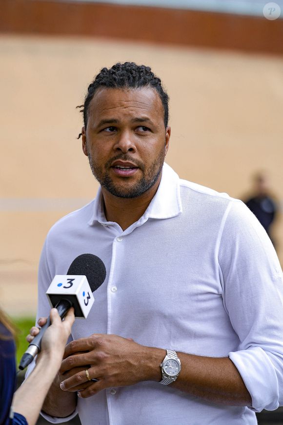 “Je dis toujours qu’au tennis, c’est pas comme dans les autres sports. Quand tu perds au tennis, tu perds !”, ajoute Jo-Wilfried Tsonga

Jo-Wilfried Tsonga au tournoi de tennis de l'Open Parc Auvergne Rhône-Alpes à Lyon, France, le 21 mai 2024. © Sandrine Thesillat/Panoramic/Bestimage