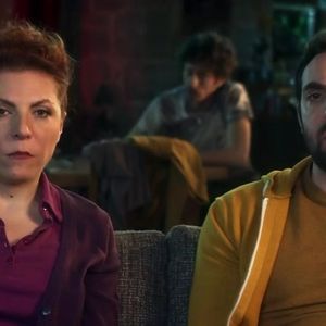 Car oui, avec une quinzaine de sketchs à tourner par jour, mieux vaut apprécier son texte !

David Mora et Anne-Elisabeth Blateau dans "Scènes de ménages" sur M6.