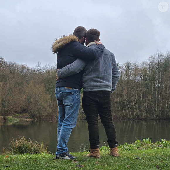 Si ce n'est à travers une photo de leur couple prise de dos.

Jean-Baptiste (L'amour est dans le pré) pose pour la première fois avec son compagnon Nicolas, de dos.
