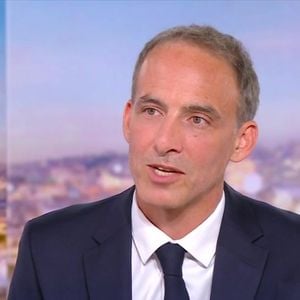 Raphaël Glucksmann sur le plateau du JT de 20h de TF1 dimanche 23 août 2026, interrogé par Audrey Crespo-Mara

Capture d'écran TF1