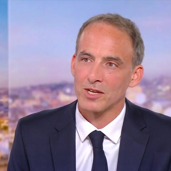 Raphaël Glucksmann sur le plateau du JT de 20h de TF1 dimanche 23 août 2026, interrogé par Audrey Crespo-Mara

Capture d'écran TF1
