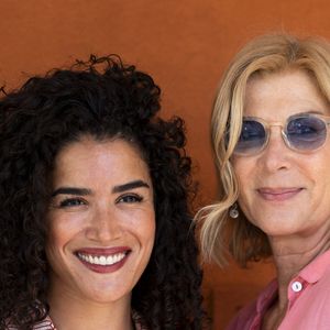 Sabrina Ouazani et Michèle Laroque au village lors des Internationaux de France de Tennis de Roland Garros 2025. Paris, le 30 mai 2025. 
© Moreau / Jacovides / Bestimage