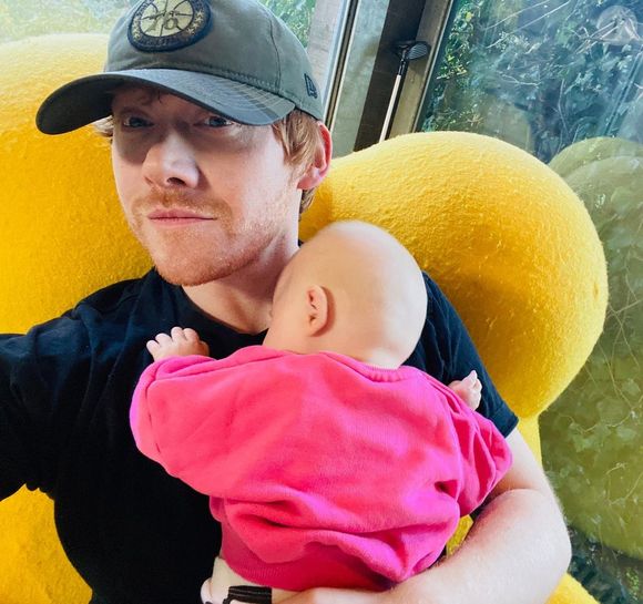 Pour rappel, Georgia et Rupert Grint ont accueilli leur premier enfant, leur fille Wednesday, en 2020

Rupert Grint et sa fille Wednesday sur Instagram, novembre 2020. Instagram