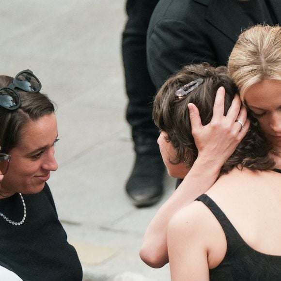 Audrey Crespo-Mara, Manon Ardisson, Ninon Ardisson à la sortie des obsèques de Thierry Ardisson en l’église Saint-Roch de Paris, France, le 17 juillet 2025. © Bestimage