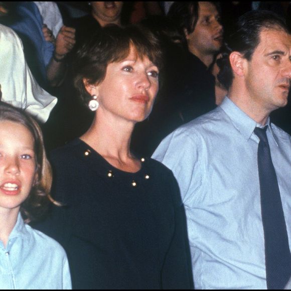 "Même séparés, ils sont restés très proches. Mon père a fait attention à prendre un appartement à 200 mètres de chez ma mère, comme pour garder un œil sur elle"

Archives : Laura Smet et Nathalie Baye