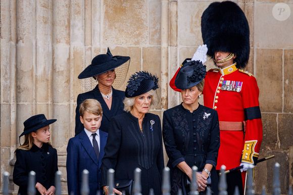 Camilla Parker Bowles, reine consort d'Angleterre, Le prince George de Galles,, La princesse Charlotte de Galles, la comtesse Sophie de Wessex, Catherine (Kate) Middleton, princesse de Galles - Funérailles d'Etat de la reine Elizabeth II d'Angleterre, à Londres, Royaume Uni, le 19 septembnre 2022. (Dana Press / Bestimage).